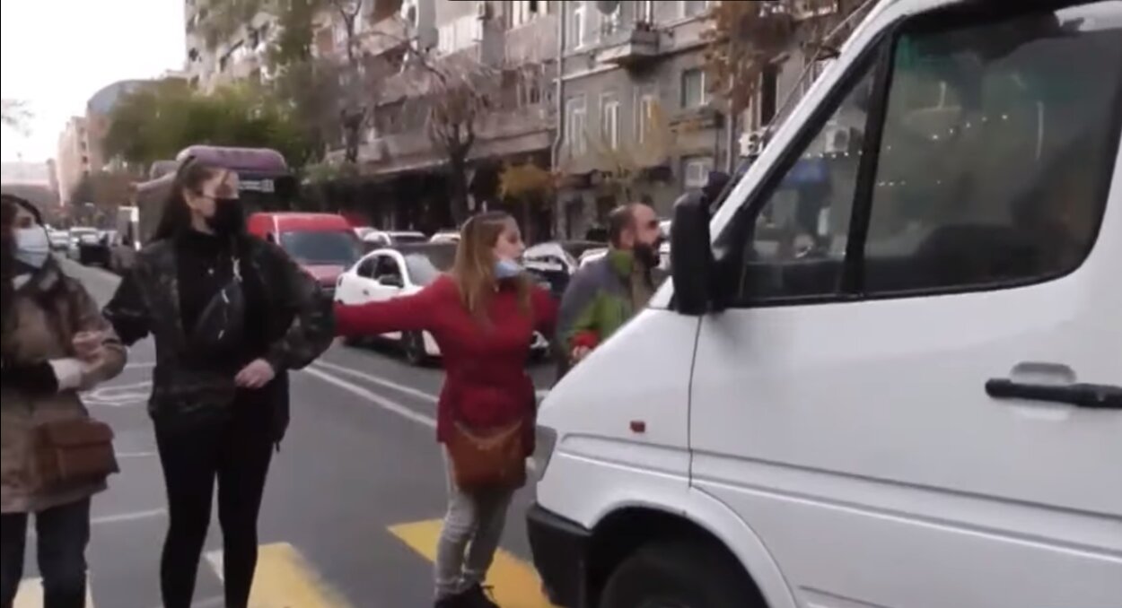 Момент наезда на митингующих против Пашиняна оппозиционеров в Ереване засняли на камеру