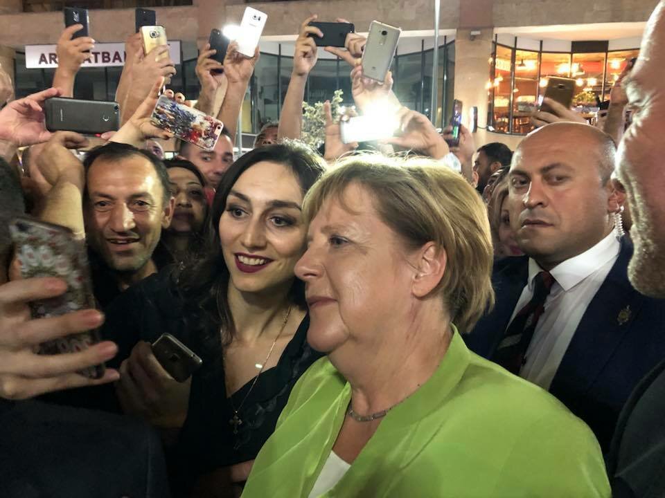 Прогуливавшиеся по вечернему Еревану Меркель и Пашинян вызвали небывалый ажиотаж – кадры