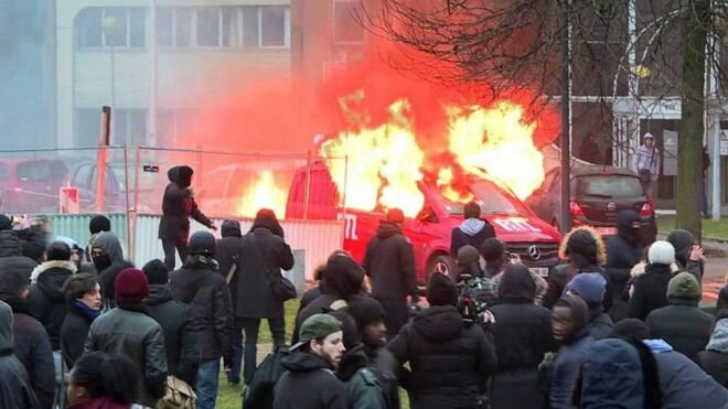 Под Парижем полицейские-расисты жестоко надругались над мужчиной и спровоцировали массовые беспорядки