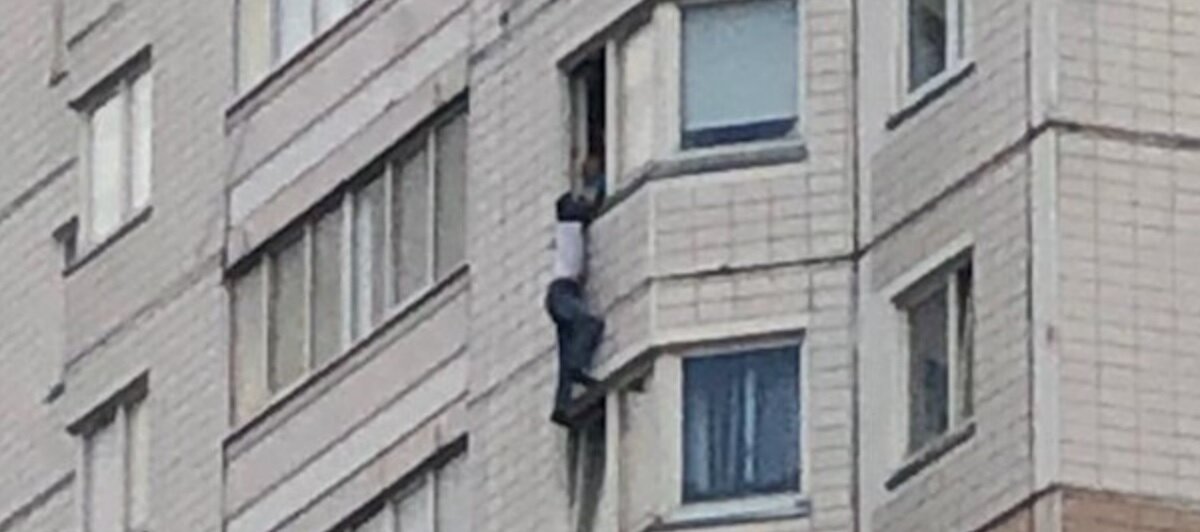 Москва выпал мужчина. Мужчина и женщина выпали из окна в Некрасовке. Улица Новаторов человек выпал из окна в Москве. В Некрасовке выпал из окна мужчина и девушка. Выпал мужчина из окна Белгород Есенина 8.
