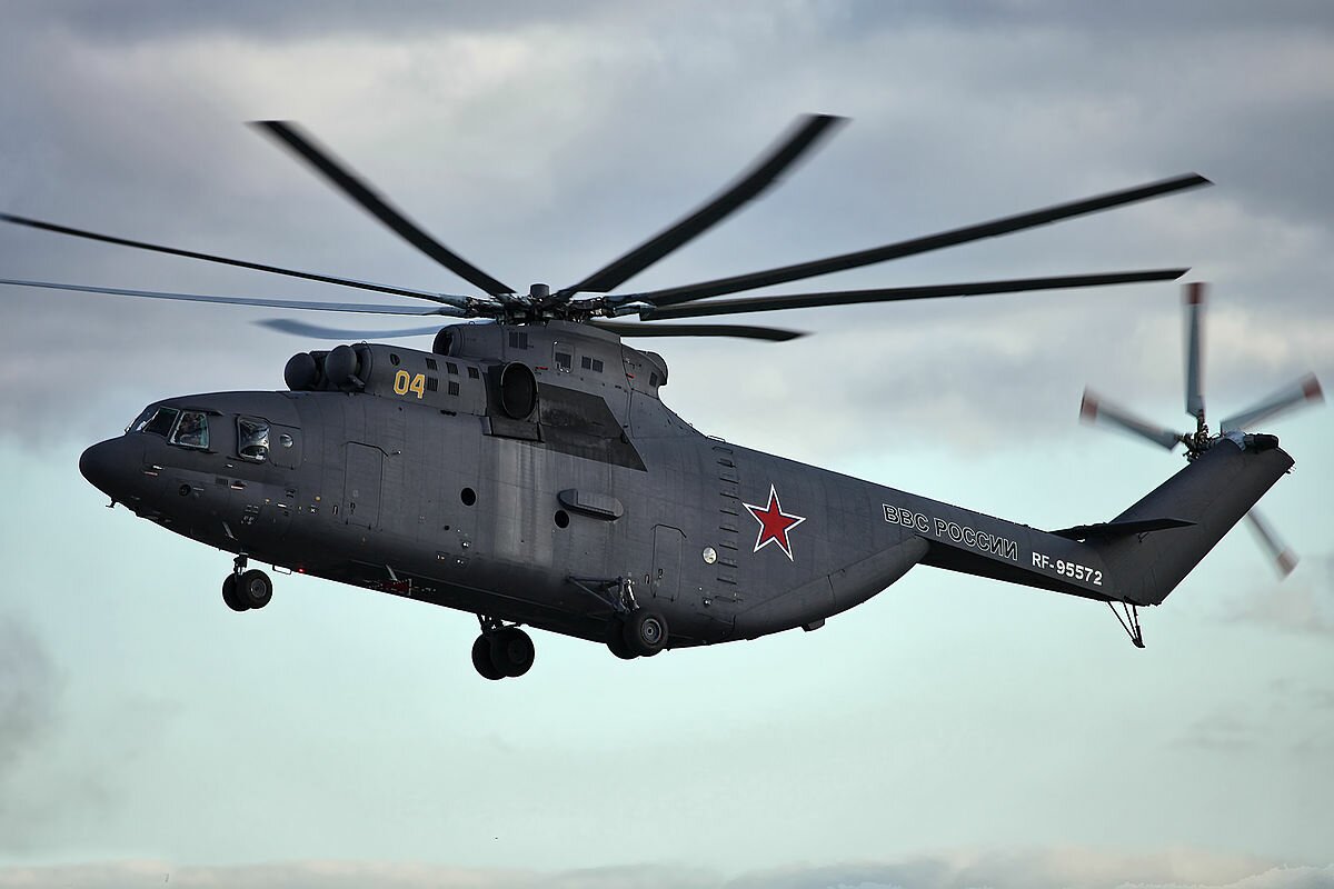 ​В Сети появились захватывающие кадры переброски вертолетом Ми-26 истребителя Су-27