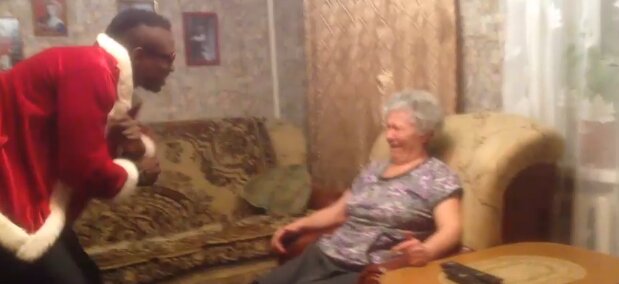 Пенсионерка из Курска от души "зажгла" со стриптизером, которого ей заказала внучка: откровенное видео попало в Сеть