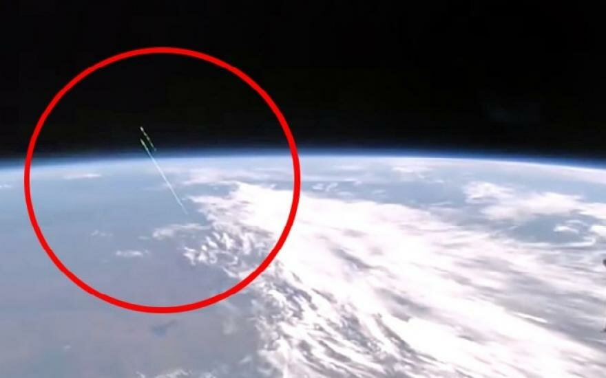 Стартовали с поверхности Земли: камера МКС сфотографировала два стремительных НЛО