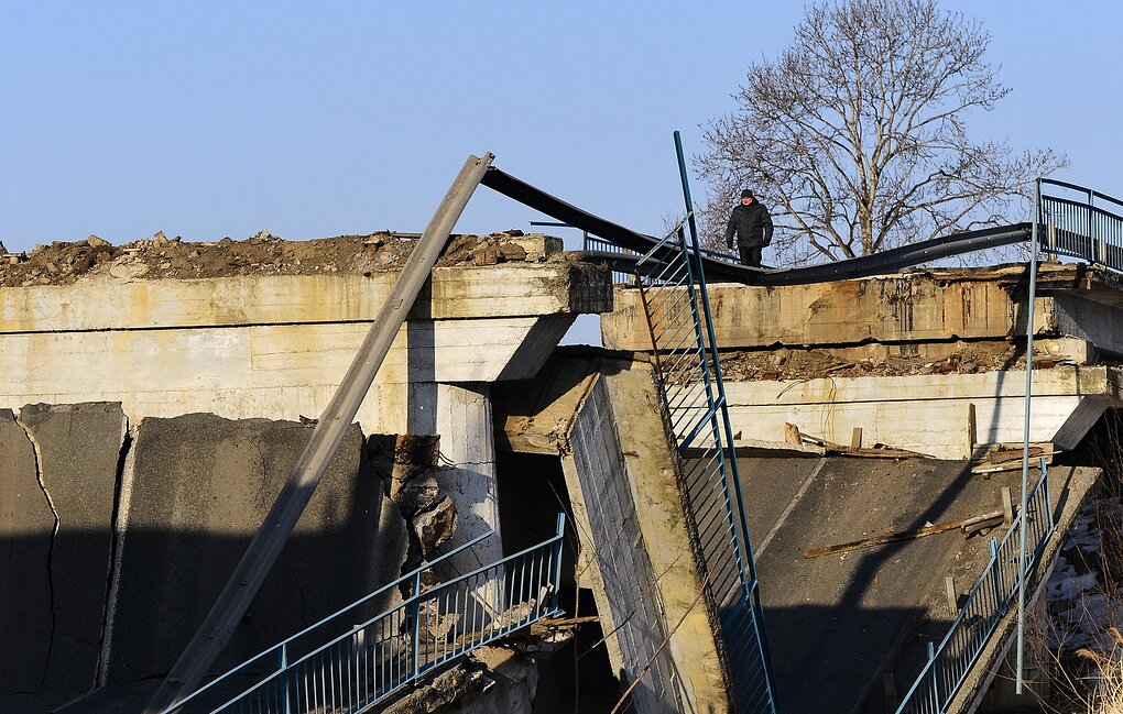 ​ЧП в Югре: в результате обрушения моста погибли люди – кадры с места трагедии