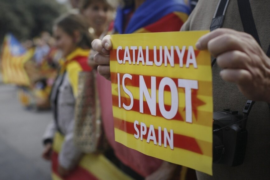 Испанские власти собираются отнять у Каталонии автономию
