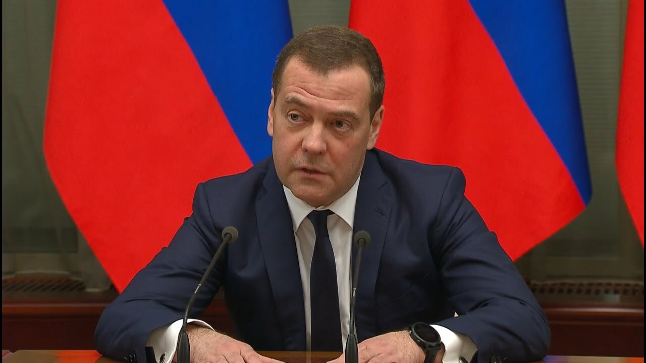 ​Медведев прокомментировал призыв Twitter подписываться на Навального