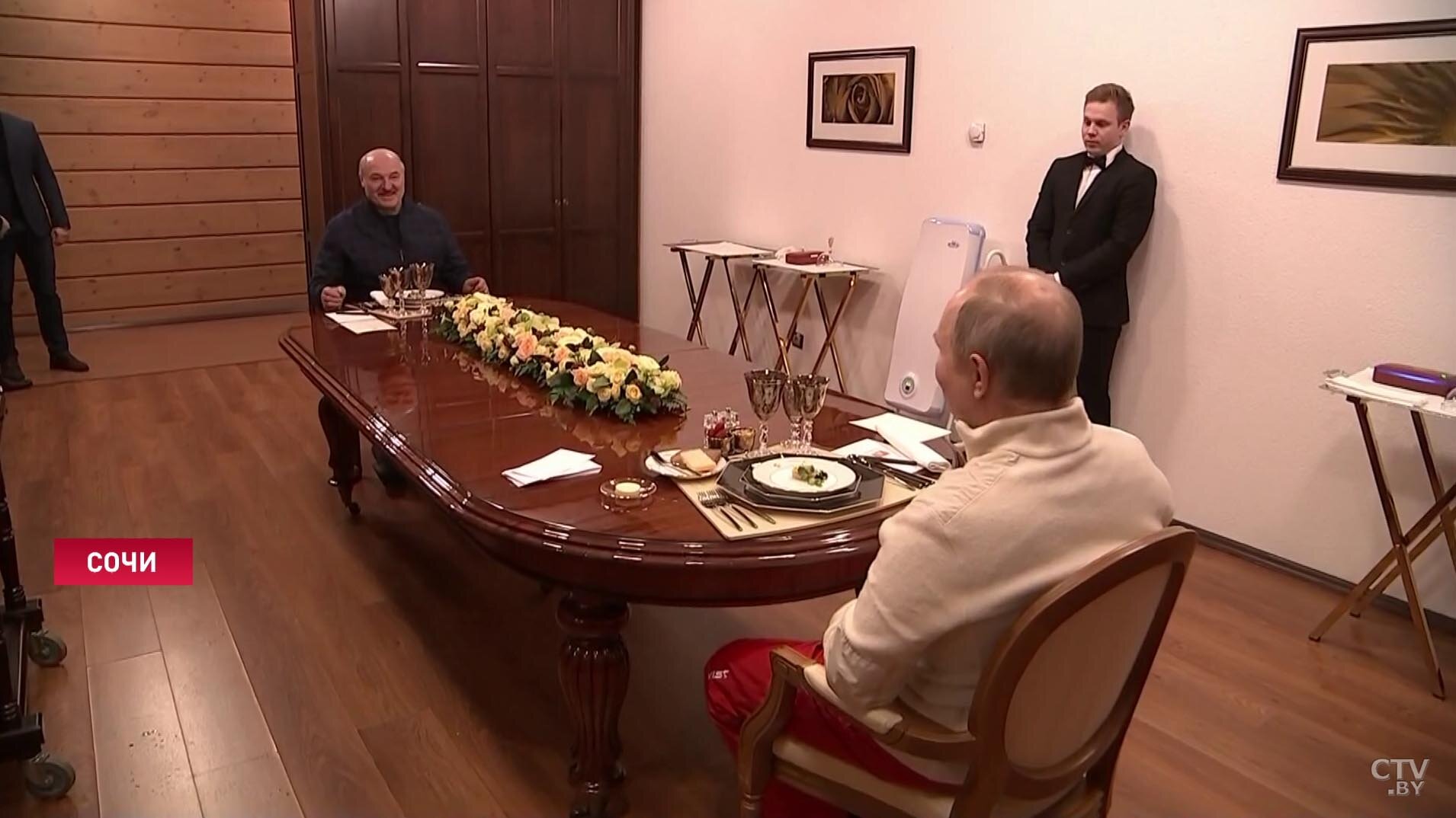 Лукашенко подарил Путину белорусские пармезан и хамон