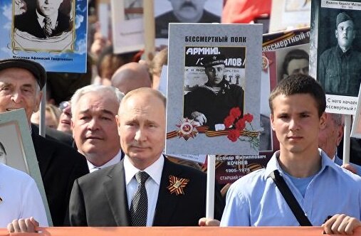 Путин возглавил шествие "Бессмертного полка" в Москве с портретом своего отца – кадры