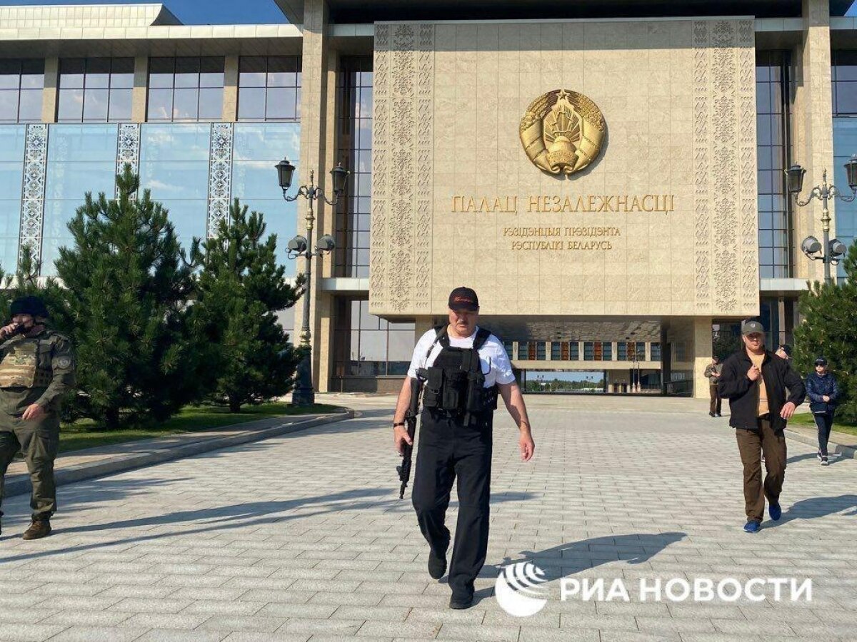 Лукашенко вновь появился в резиденции с автоматом в руках 