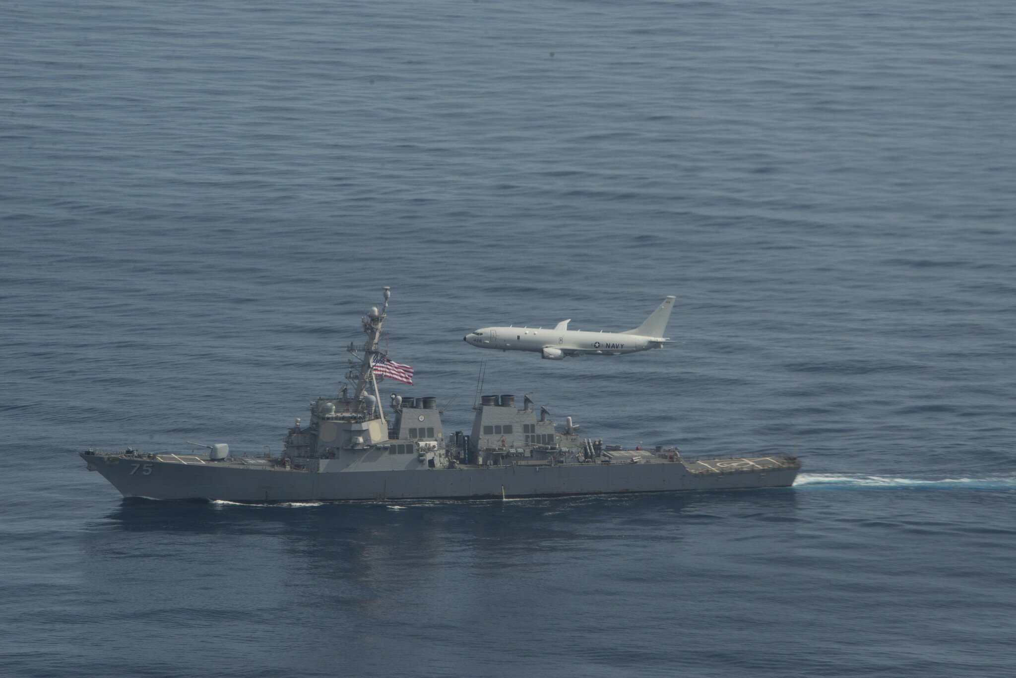 ВМС США показали маневры эсминцев "Дональд Кук" и "Портер" в Черном море