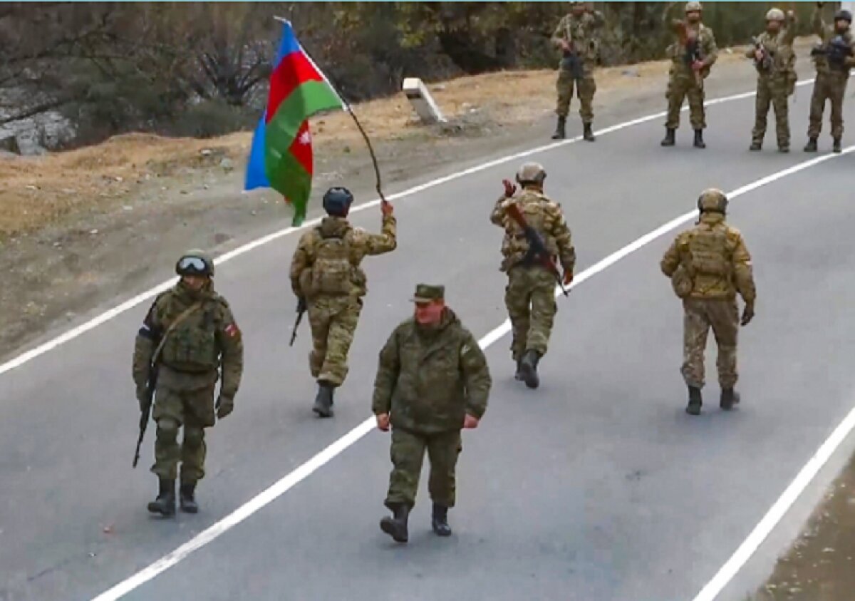 Российские миротворцы передали Кельбаджарский район Азербайджану, попав на видео