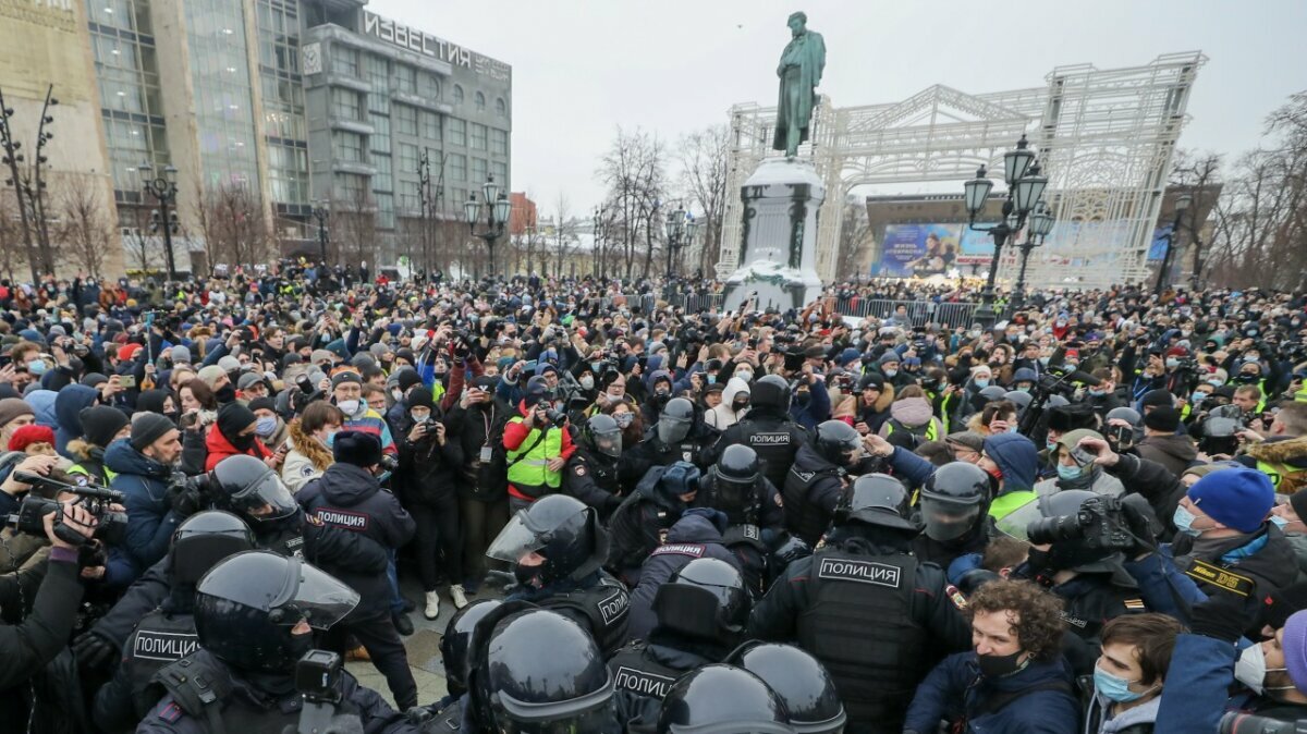 Участники незаконной акции двинулись к СИЗО "Матросская тишина", где содержится Навальный