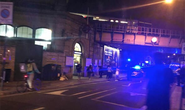 ​В лондонском метро, где ранее произошел теракт, мужчина принялся резать прохожих - кадры