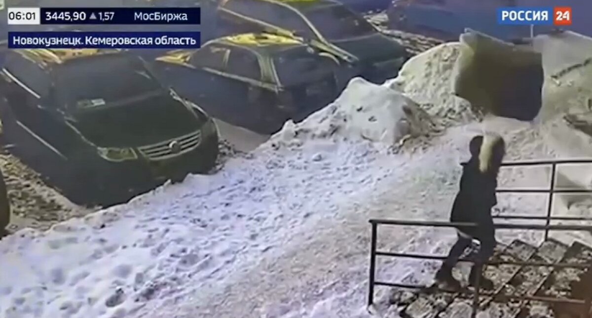 Падение глыб льда с крыши на девушку в Новокузнецке попало на видео