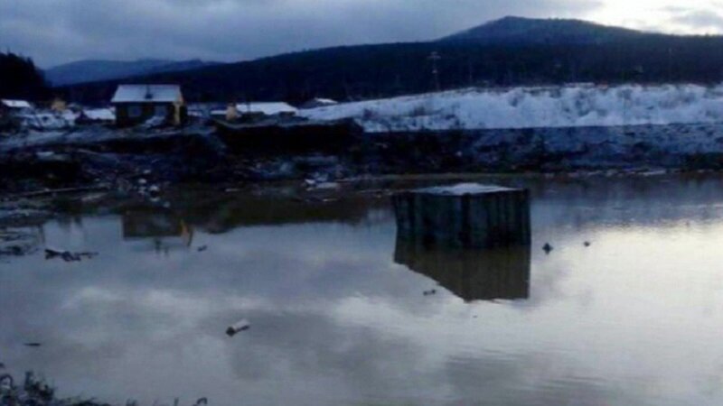 ​Под Красноярском прорвало дамбу, вода затопила два общежития: 10 человек погибли, 15 пропали без вести
