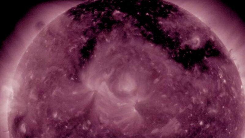 Очередные аномалии на Солнце: исследователи обнаружили на небесном светиле корональную дыру в виде гигантской буквы ʺПиʺ