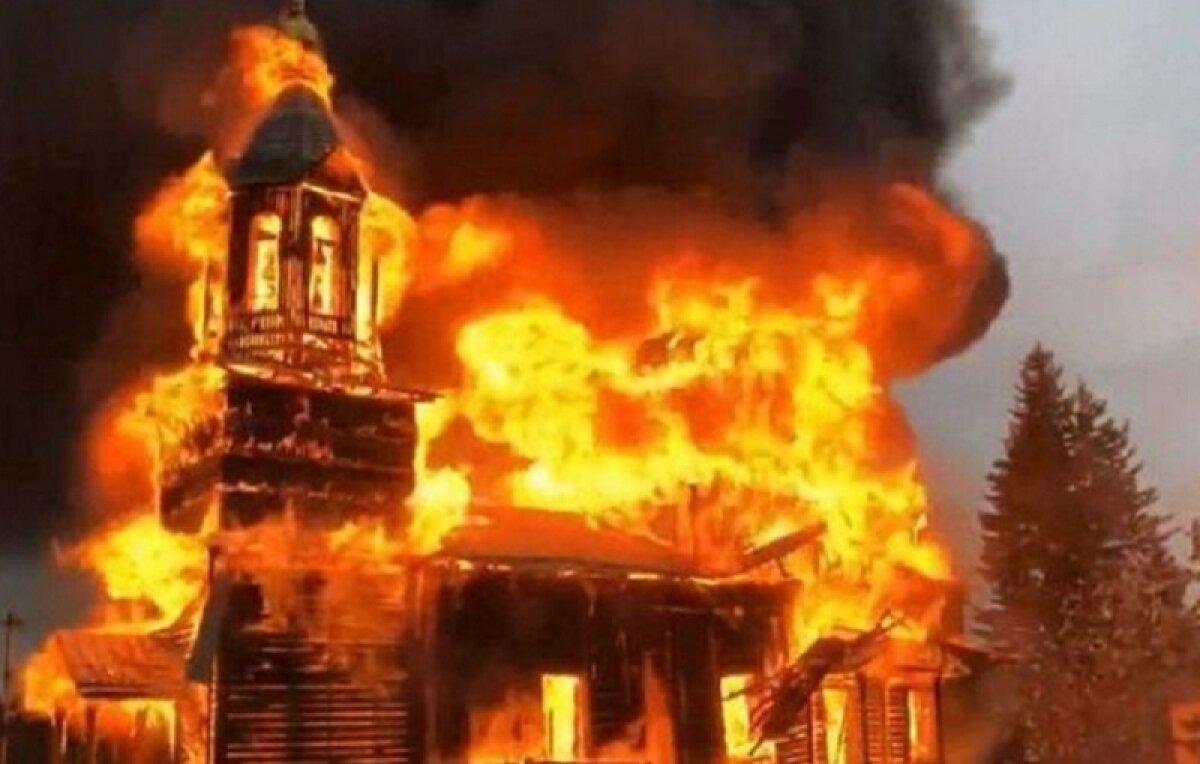 Деревянный храм сгорел в Зоркальцево после удара молнии: видео обрушения