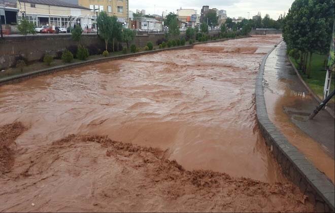Выпала годовая норма осадков: погодные аномалии в Кувейте привели к наводнениям и прекращению авиаперелетов 
