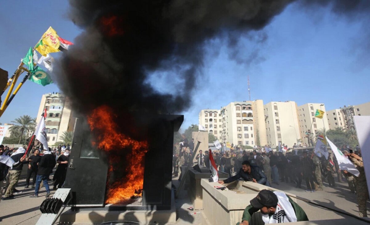 Иракские протестующие ворвались в посольство США в Багдаде, выкрикивая "Смерть Америке"