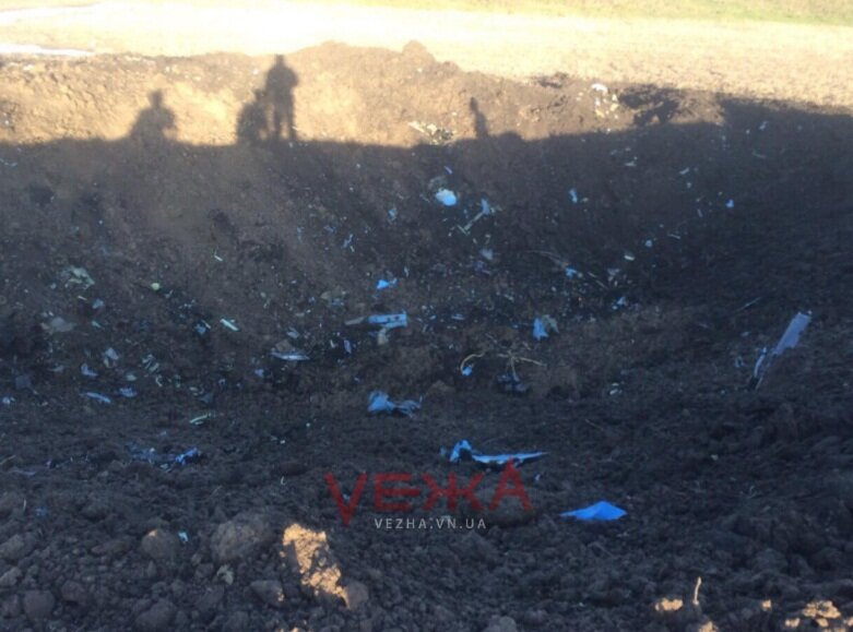 Большая воронка и обломки: первые кадры с места крушения Су-27 ВВС Украины 