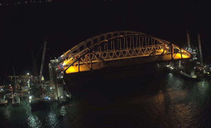 Впечатляющие кадры: как выглядит автодорожная арка Крымского моста с высоты птичьего полета 