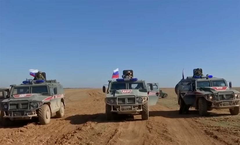 ​Не только камни, но и "коктейль Молотова": опубликованы кадры атаки курдов на российскую военную технику