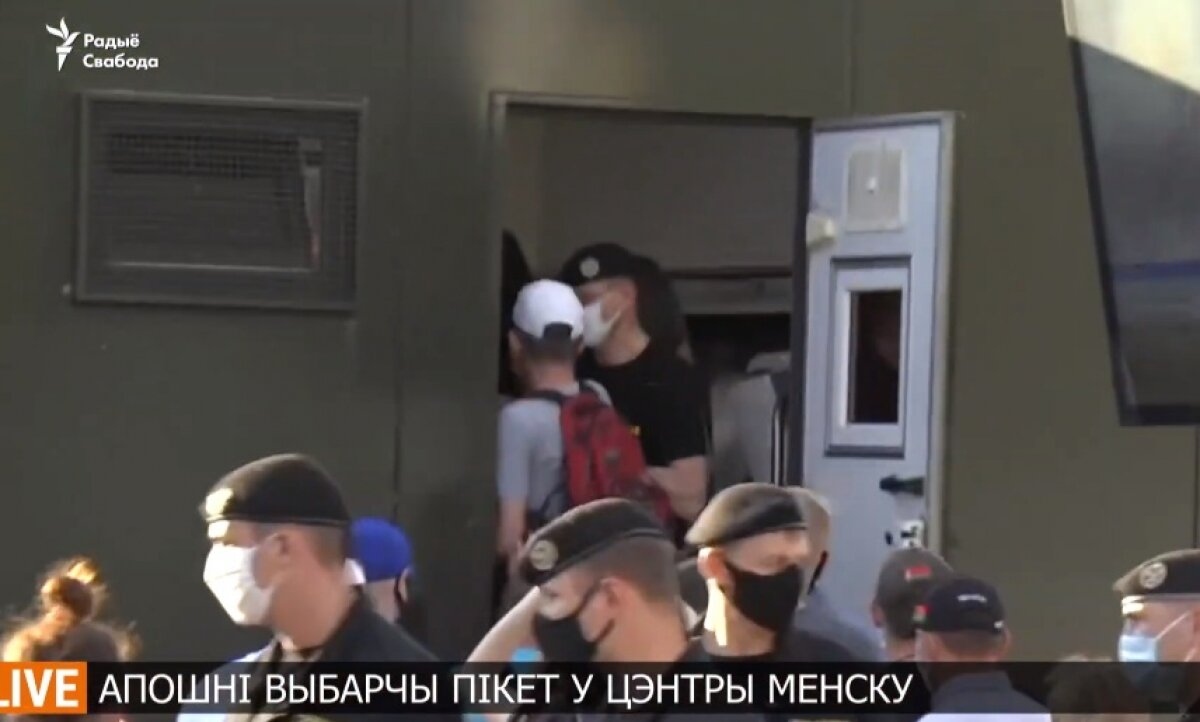 Протесты в Минске: полиция начала грузить людей в автозаки - прямая видеотрансляция