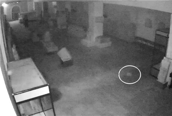 В Сеть попали кадры привидения, которое завелось в Керченском лапидарии 
