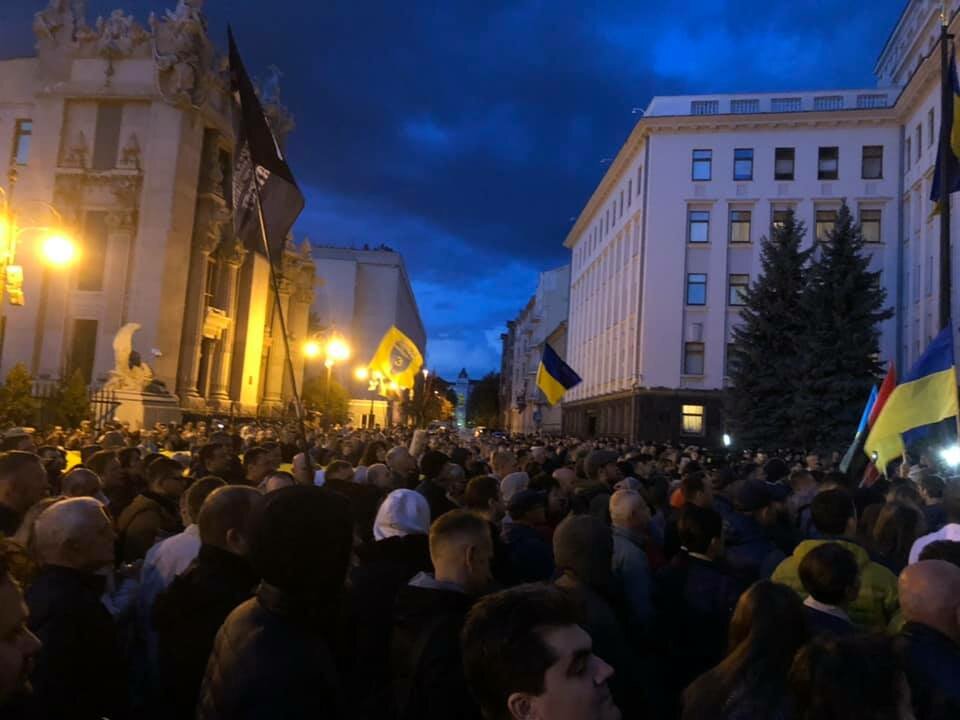 Протестующие под Офисом Зеленского упомянули Путина – все подробности