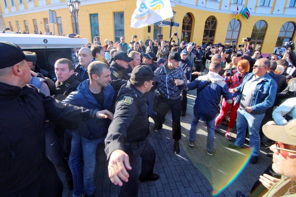 Визит Саакашвили в Одессу ознаменовался скандалом: сторонники и противники политика устроили мордобой. Кадры