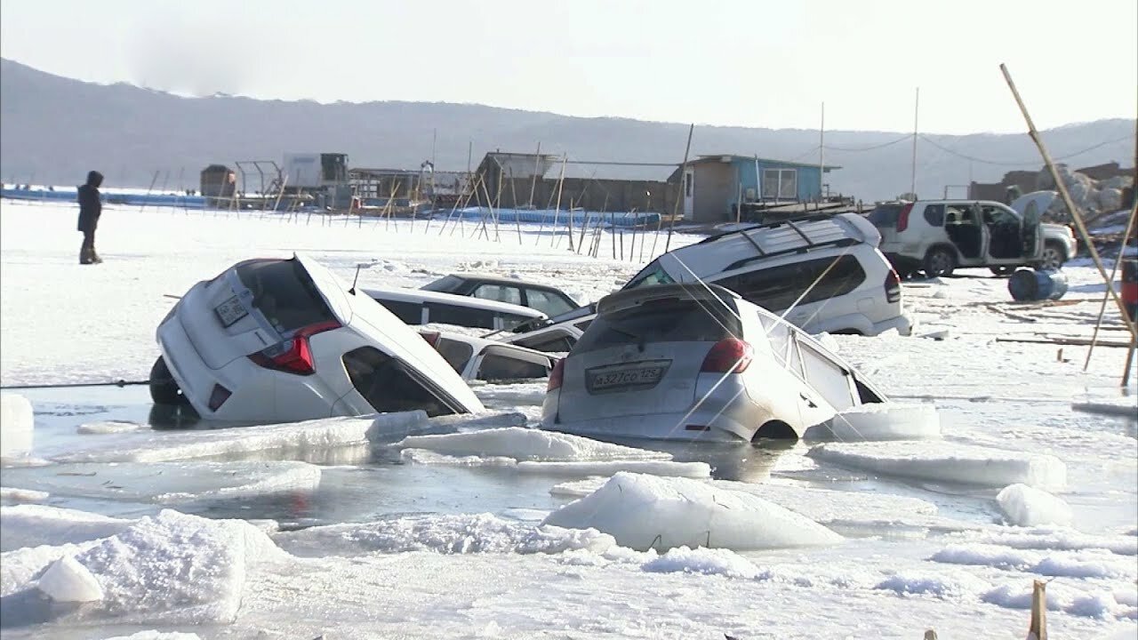 ЧП во Владивостоке: 30 машин рыбаков ушли под лед - детали