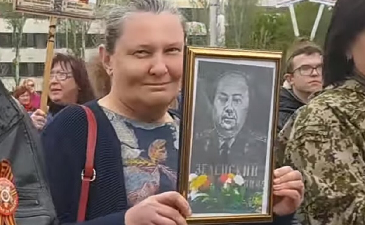 Зеленского "пристыдили" портретом его деда на акции "Бессмертный полк" в Донецке