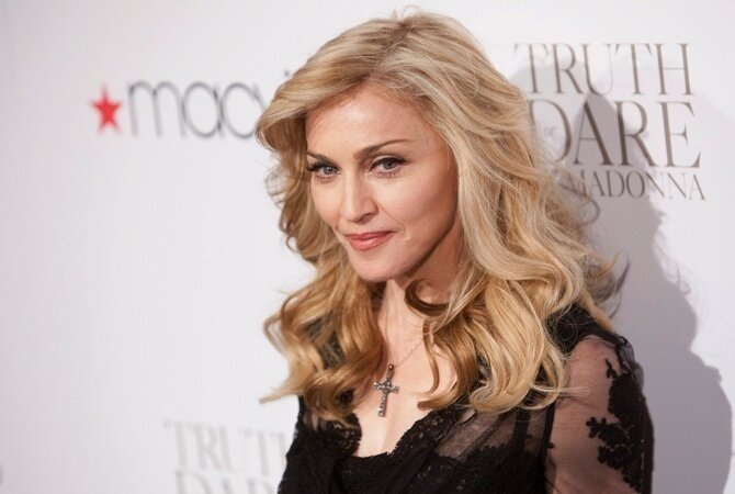 Исполнительница Мадонна показала общественности свою прекрасную фигуру в латексном наряде - кадры 