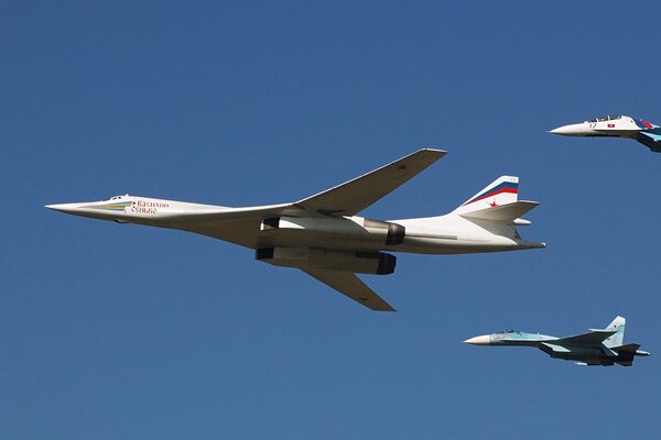 Минобороны показало полет ракетоносцев Ту-160 над Карибским морем