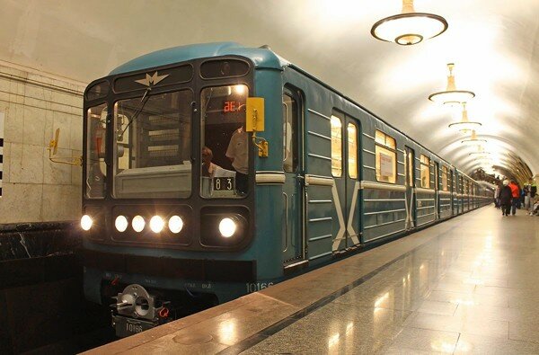 В московском метро трагически погиб иностранный гражданин, упавший под колеса поезда