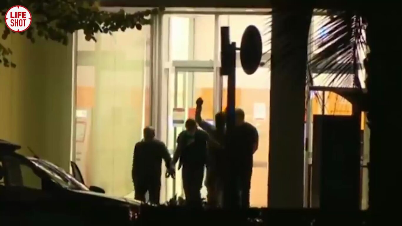 Захватчик "Банка Грузии" в Зугдиди уехал с тремя заложниками на полицейской машине