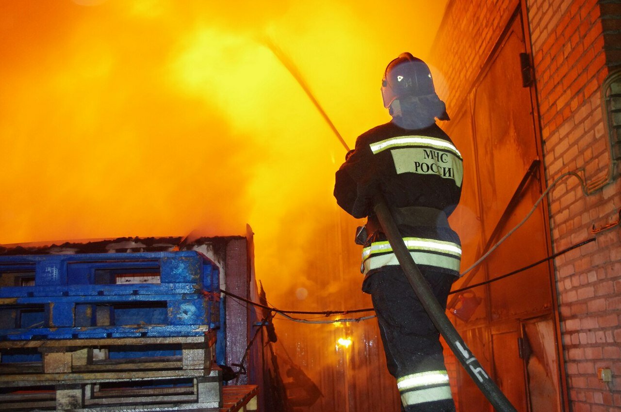 Масштабный пожар на востоке Москвы - пылают 500 "квадратов" складских помещений