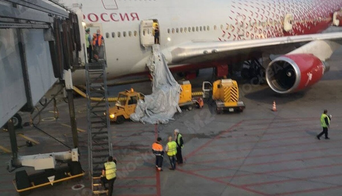 В Шереметьево пассажир рейса Москва - Анталья открыл аварийную дверь, сорвав вылет