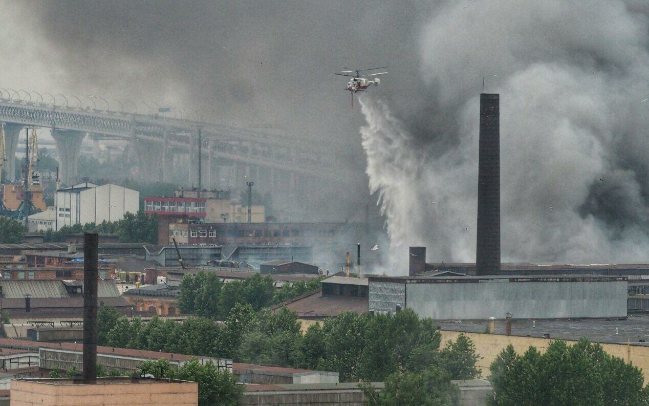 В Петербурге на Кировском заводе случился грандиозный пожар - над цехами парят вертолеты МЧС 