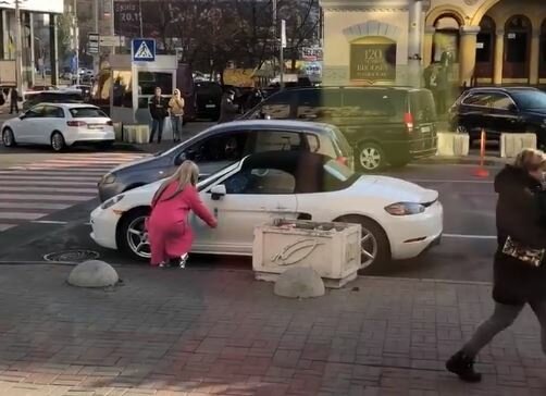 На Украине разъяренная автоледи бросилась с топором на элитный Porsche – кадры