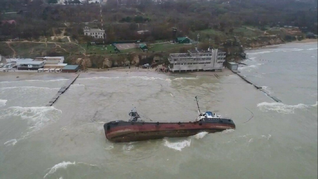 Танкер "Делфи" под флагом Молдовы почти затонул у берегов Одессы - водолазы спасают экипаж 
