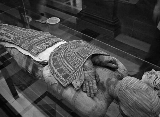 На древнеегипетских мумиях обнаружены невидимые мистические татуировки