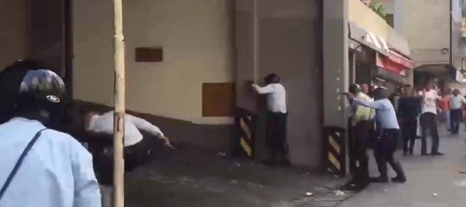 Стрельба в Каракасе: полиция открыла ответный огонь по вооруженным людям – пугающие кадры