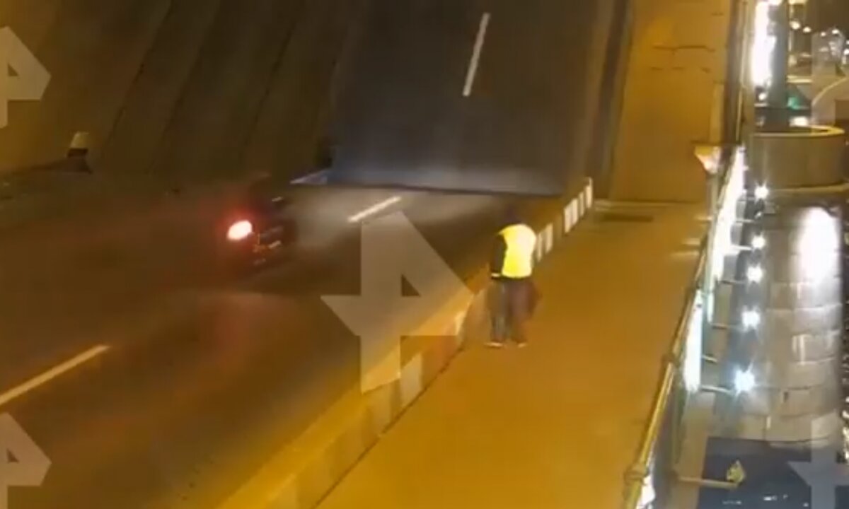 Падение мотоциклиста с разводного моста в Питере зафиксировала камера наблюдения 