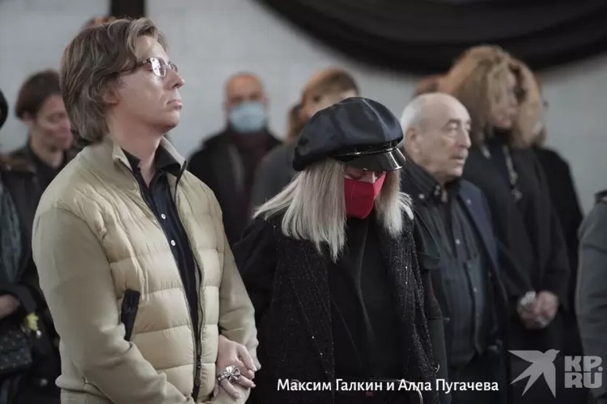 Пугачева на похоронах Краснова закрыла лицо руками, чтобы скрыть слезы
