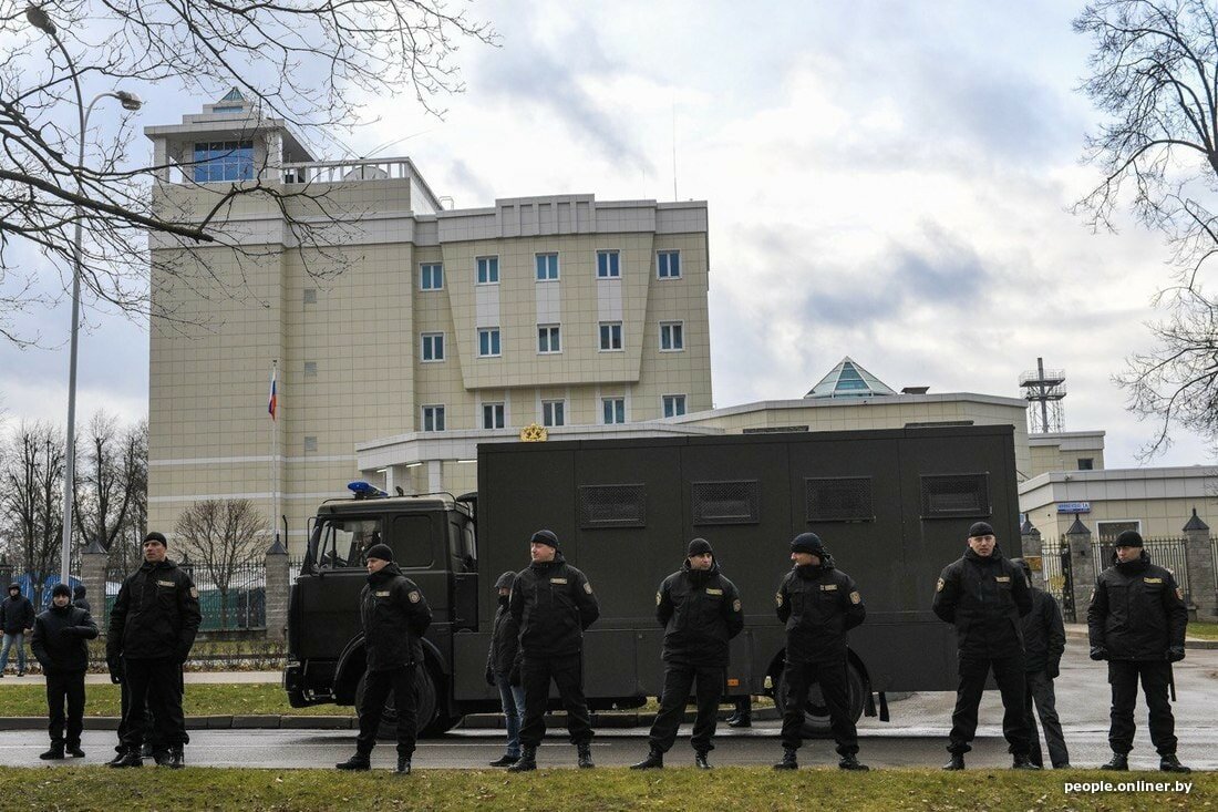 В Минске противники интеграции с РФ направились к российскому посольству: бойцы ОМОНа выстроились в цепь