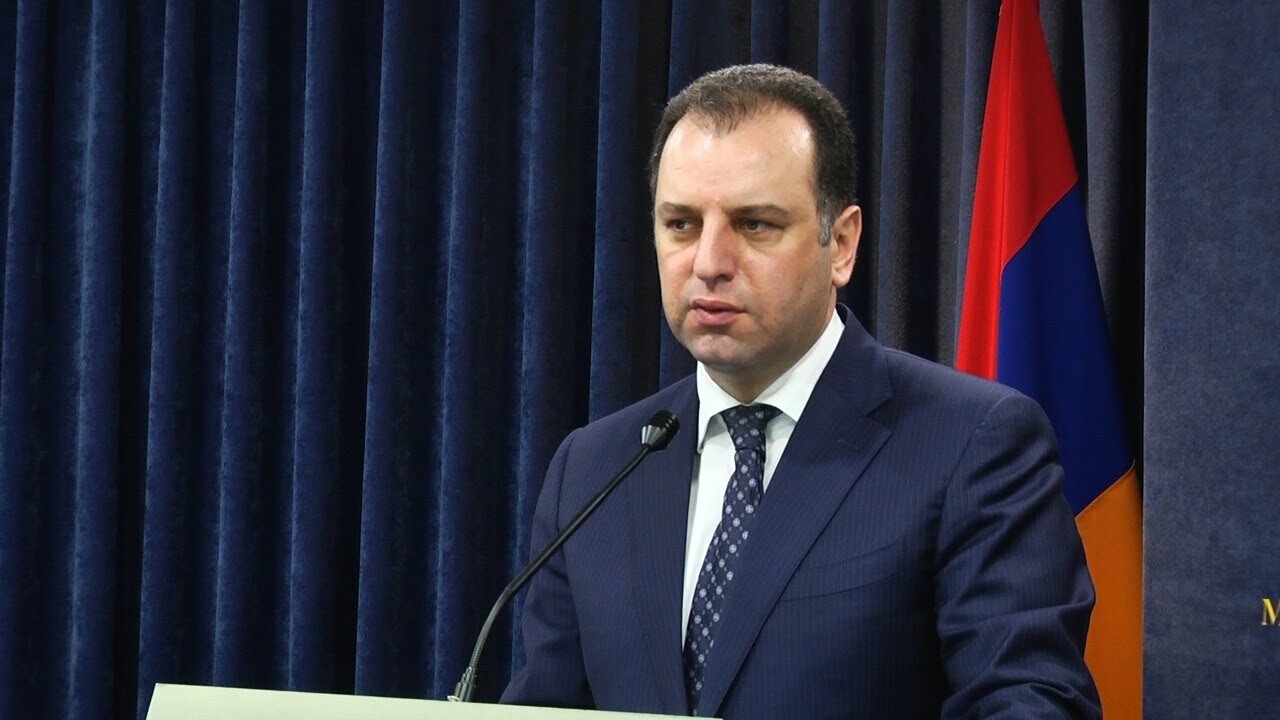 Министр обороны Армении заявил об отставке после встречи с Пашиняном и объяснил свое решение 