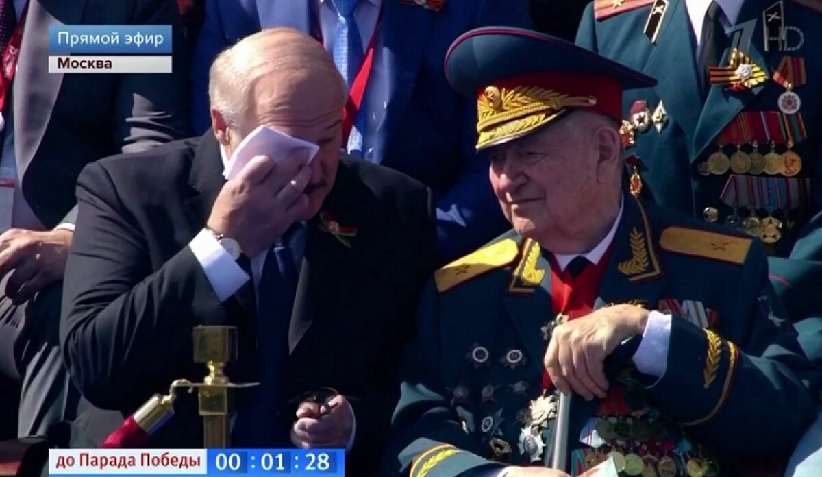 Лукашенко заплакал во время разговора с ветераном на Параде Победы