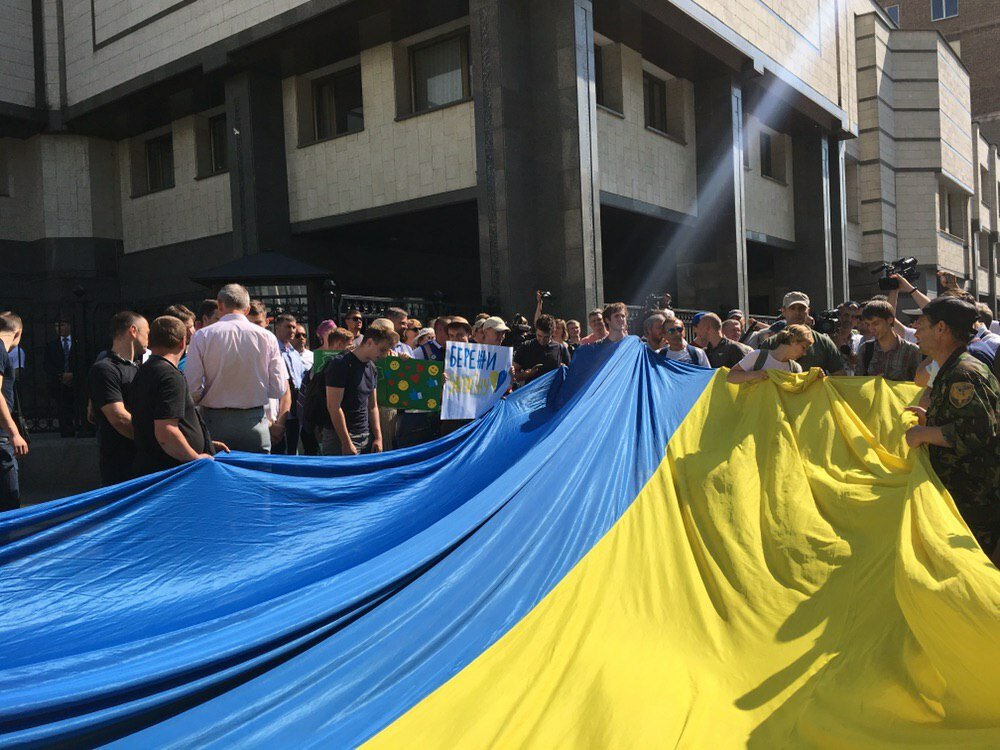 ​В Киеве десятки людей вышли на акцию протеста около Конституционного суда – кадры