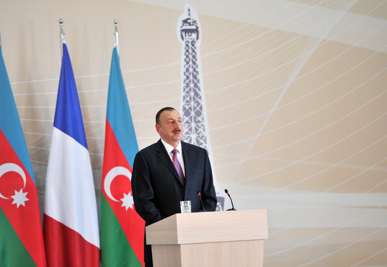 Алиев предложил Парижу отдать армянам Марсель 